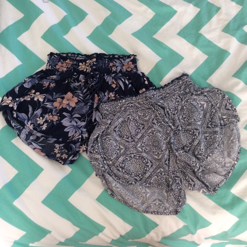 AEO - stretchy and soft printed shorts x2